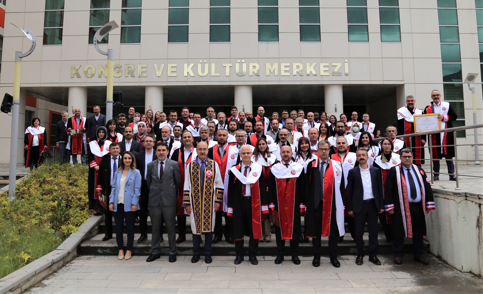 GÜ’de Akademik Cübbe Giyme ve Belge Takdim Töreni gerçekleştirildi 10