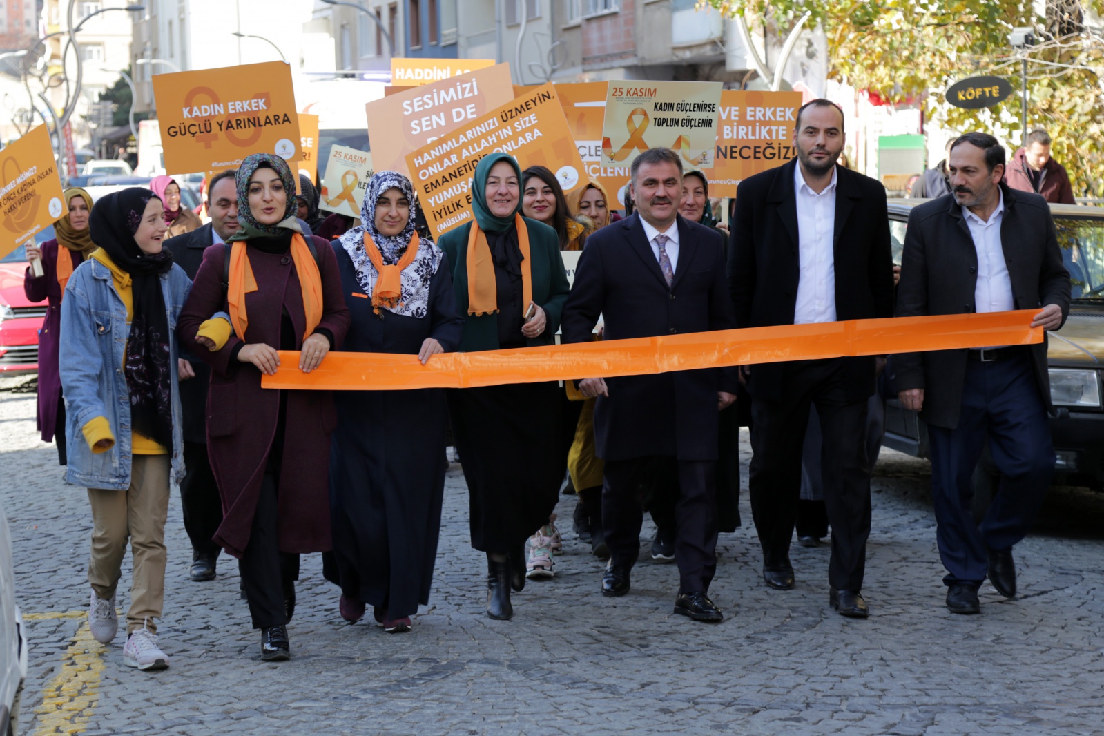 AK Parti kadına yönelik şiddetle mücadele için yürüdü 3