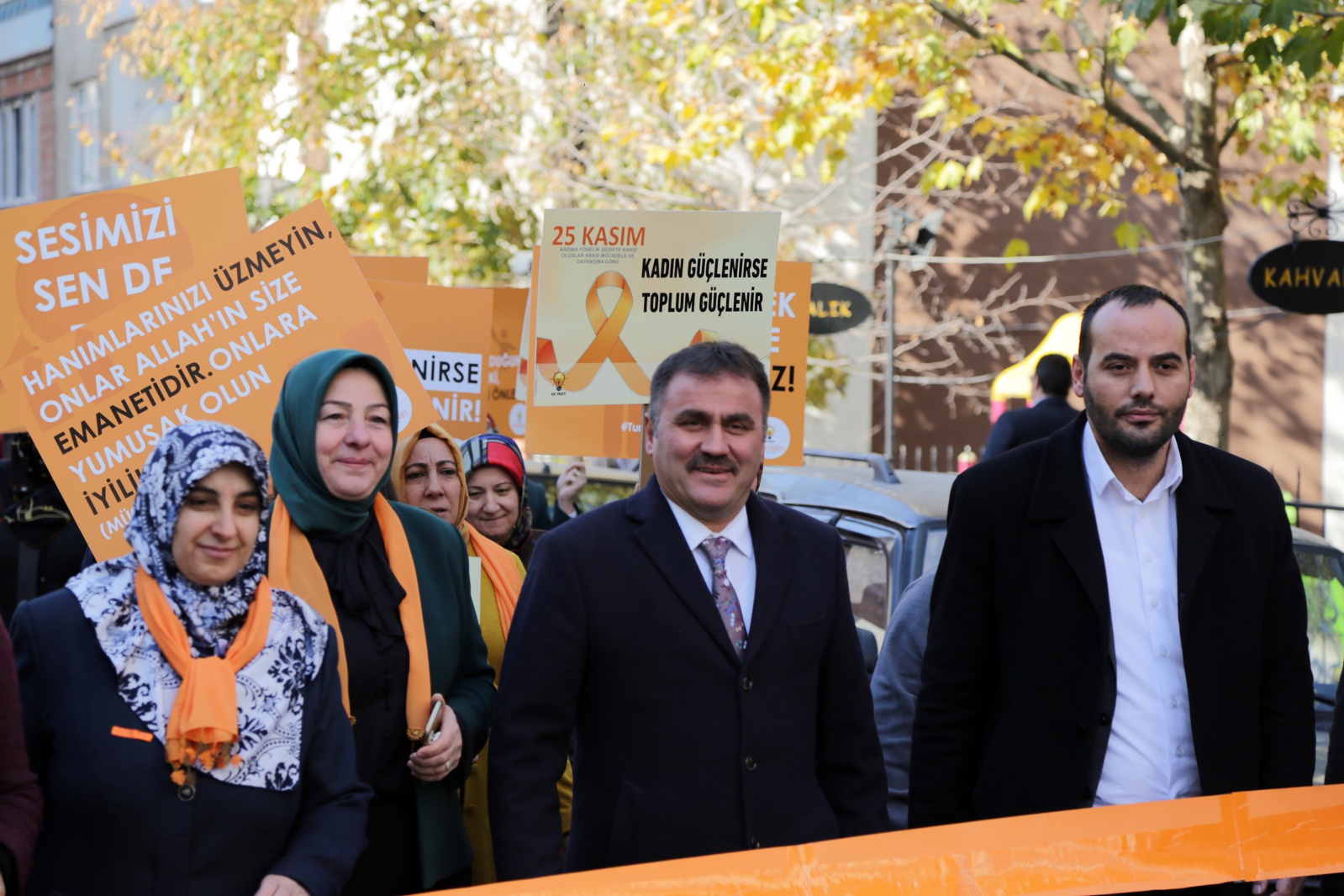 AK Parti kadına yönelik şiddetle mücadele için yürüdü 2