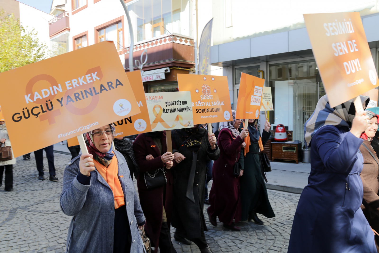 AK Parti kadına yönelik şiddetle mücadele için yürüdü 11