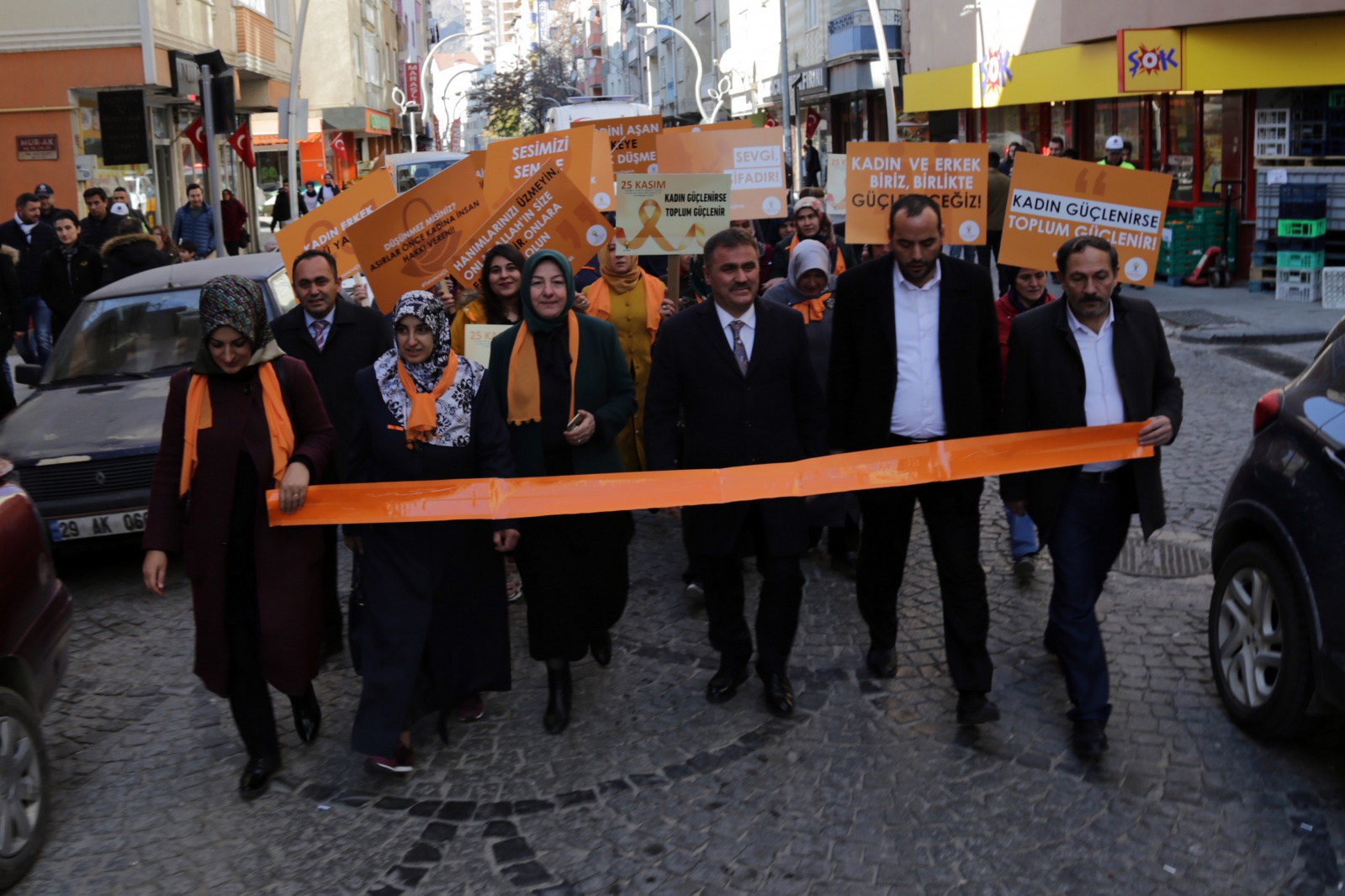 AK Parti kadına yönelik şiddetle mücadele için yürüdü 6