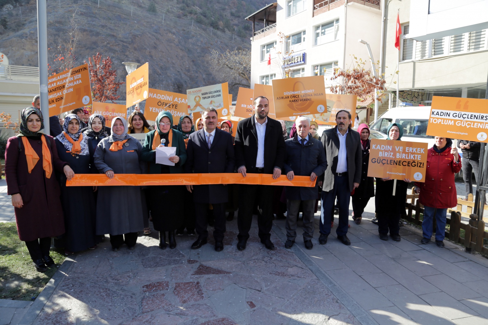 AK Parti kadına yönelik şiddetle mücadele için yürüdü 7