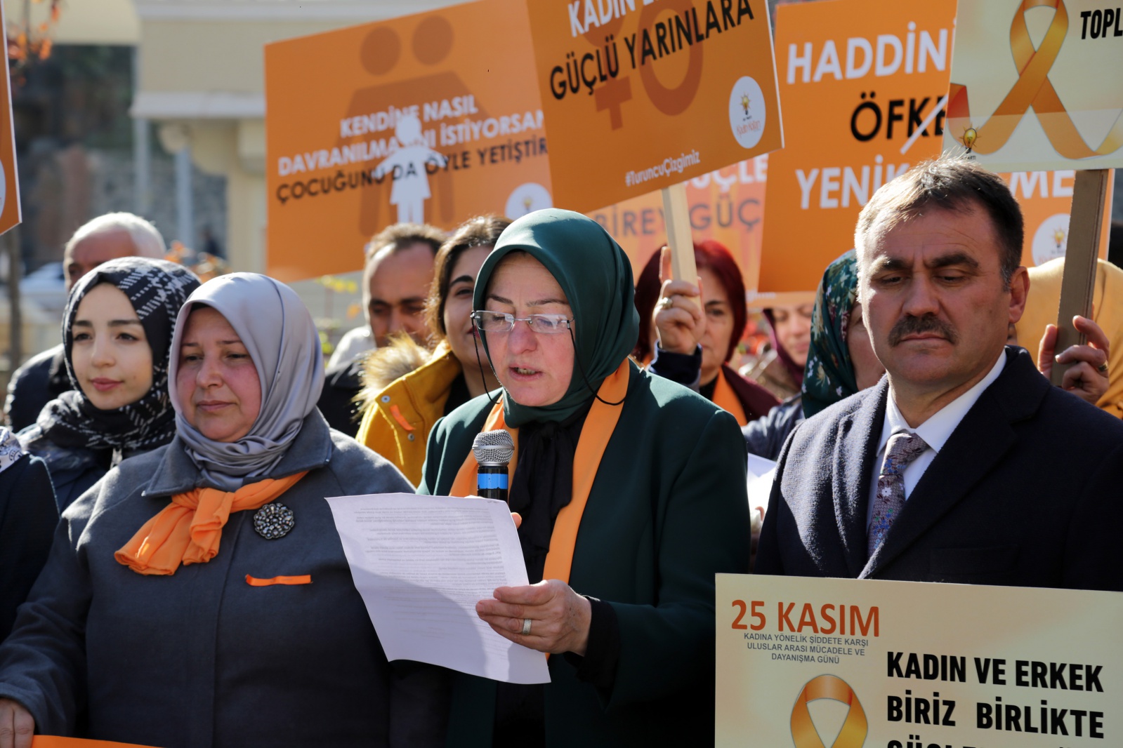 AK Parti kadına yönelik şiddetle mücadele için yürüdü 14