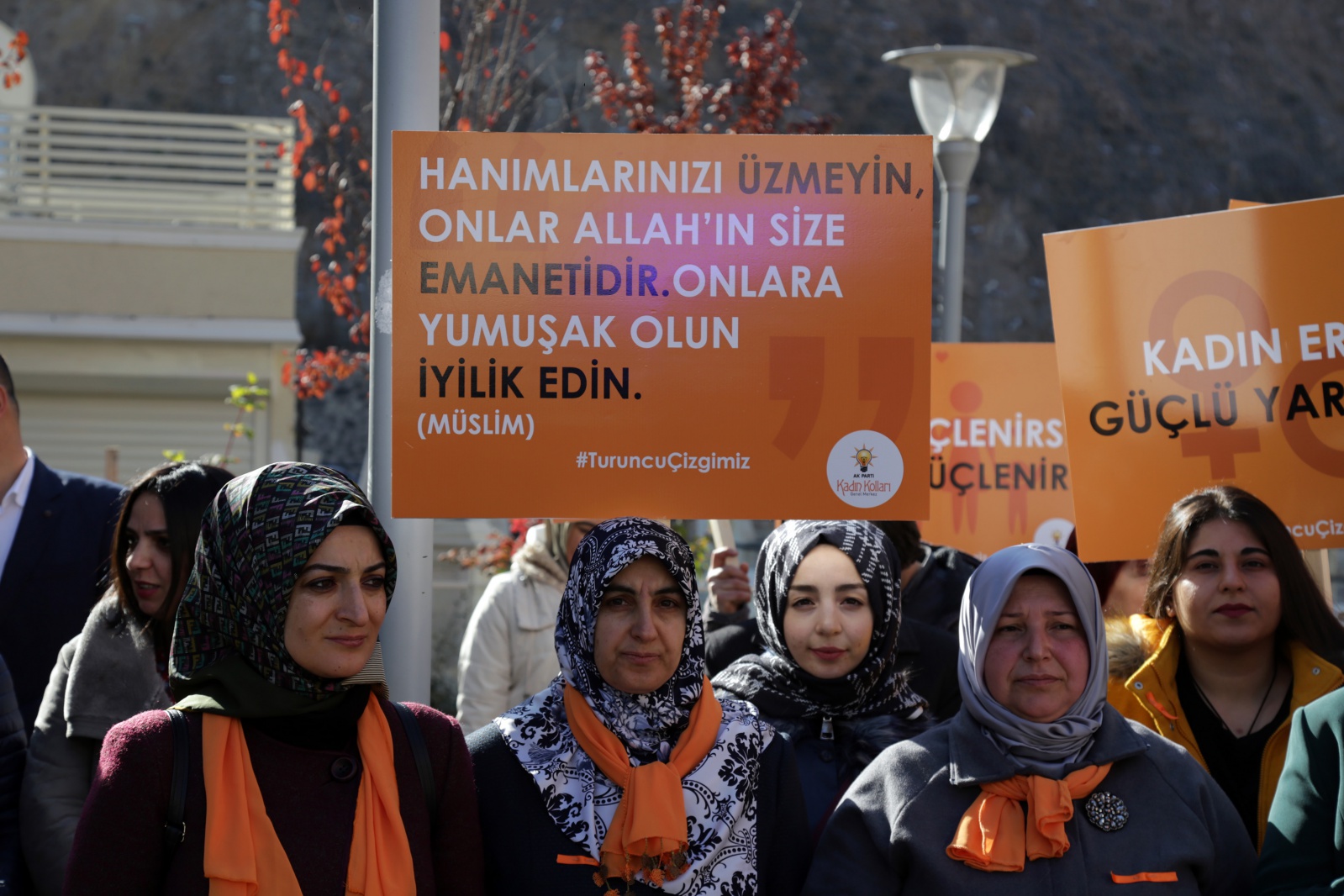 AK Parti kadına yönelik şiddetle mücadele için yürüdü 8