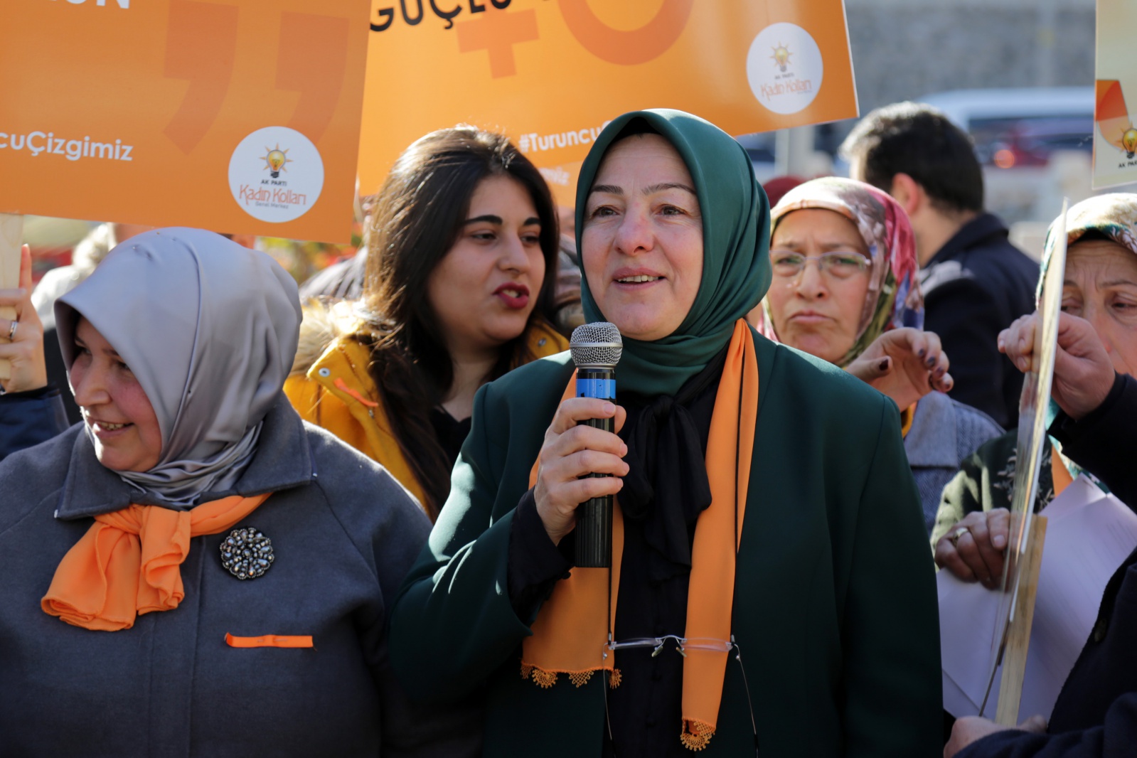 AK Parti kadına yönelik şiddetle mücadele için yürüdü 10