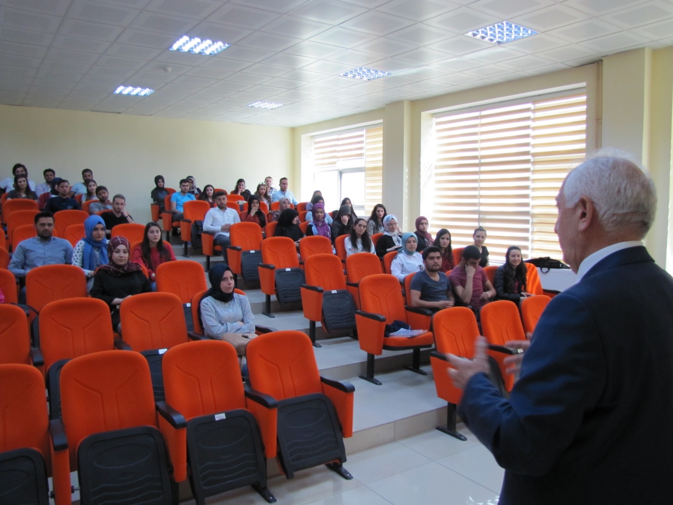 Akçay üniversite öğrencileriyle buluştu  2