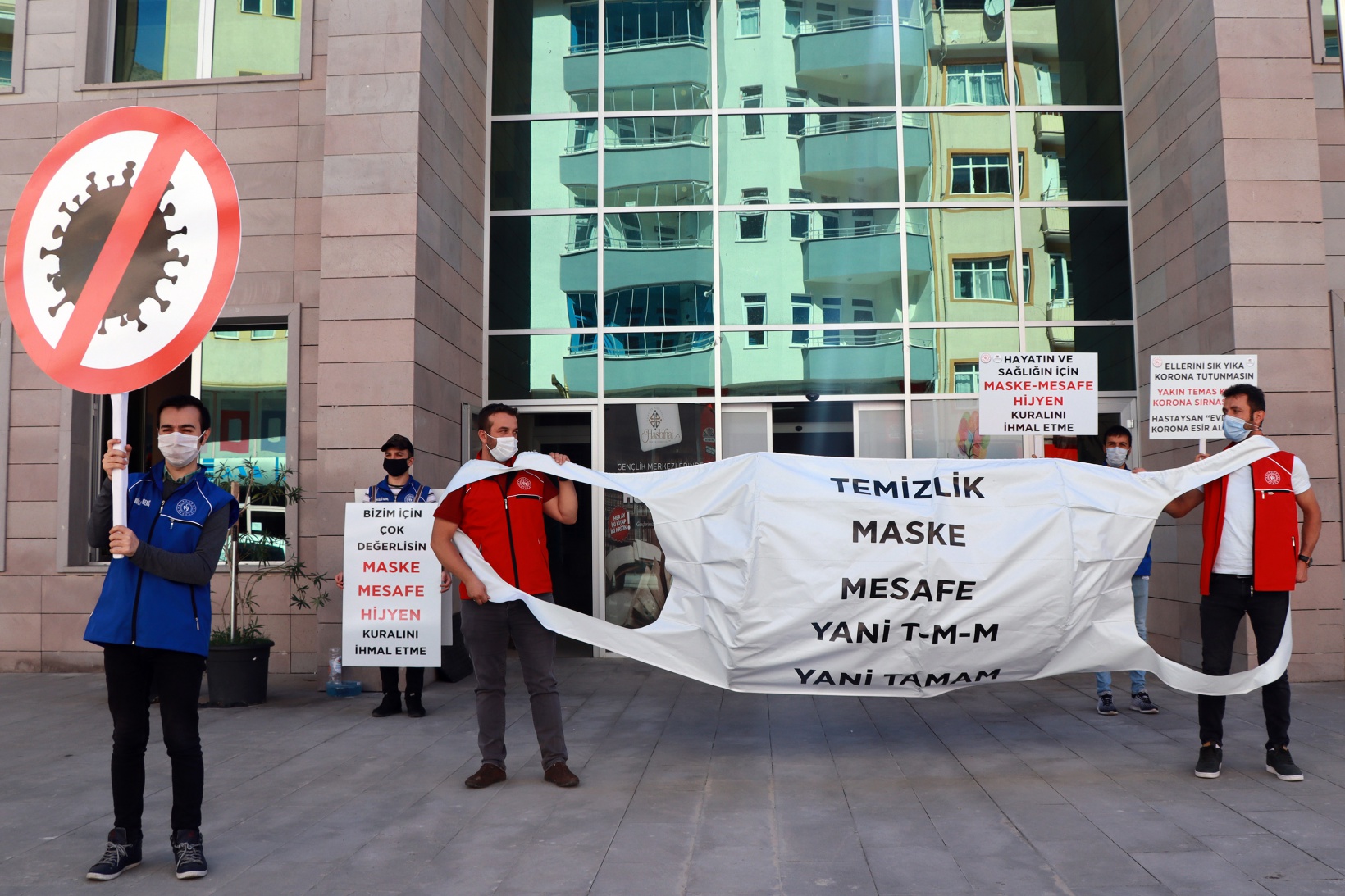 Dev maskeyle koronavirüse dikkat çektiler 1