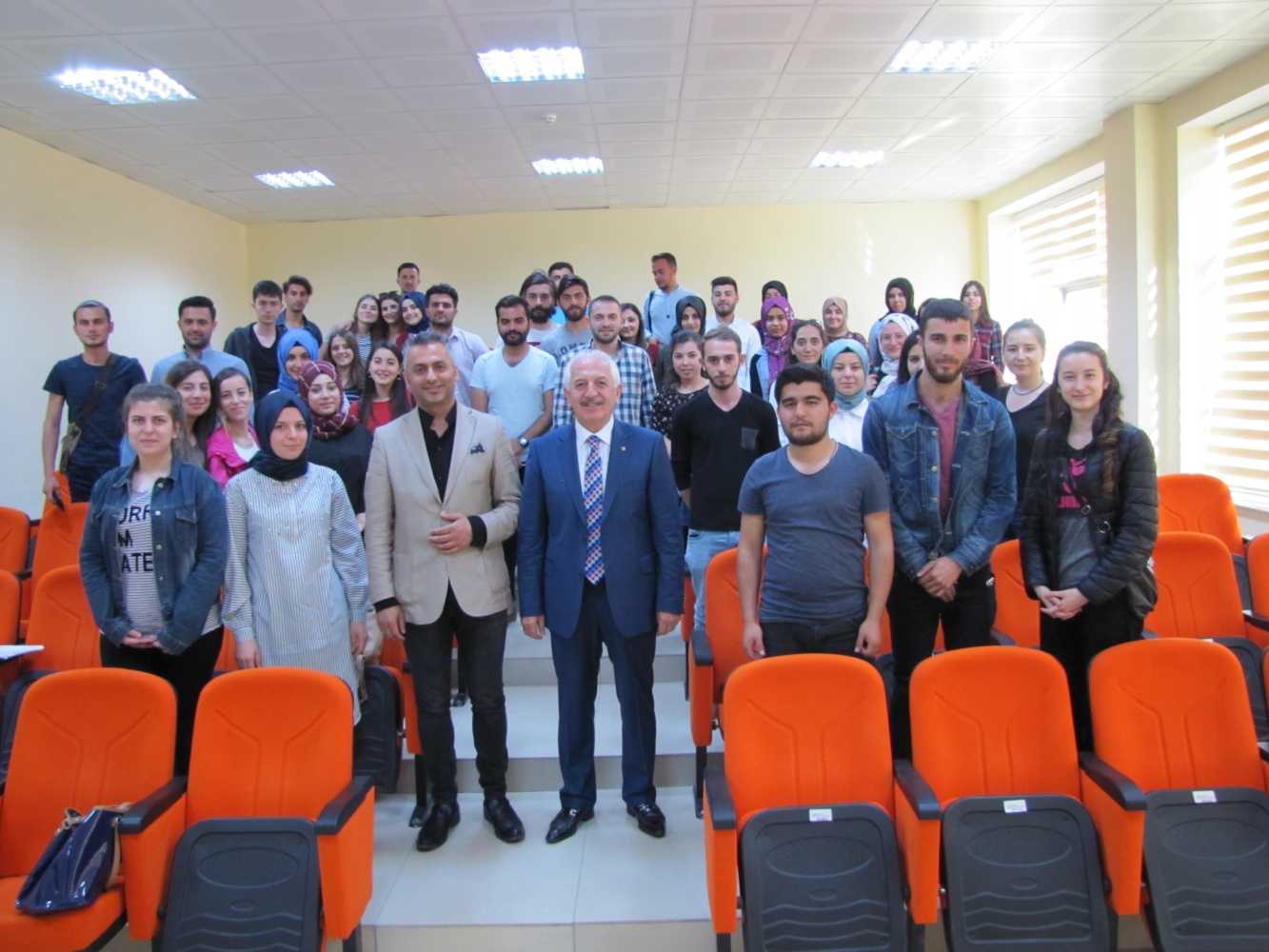 Akçay üniversite öğrencileriyle buluştu  1