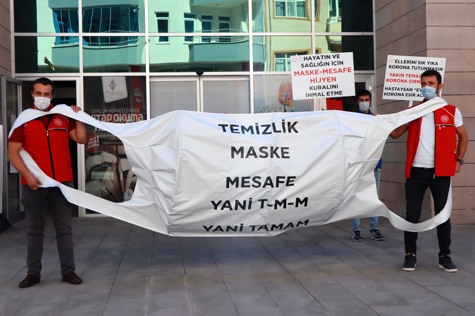 Dev maskeyle koronavirüse dikkat çektiler 10