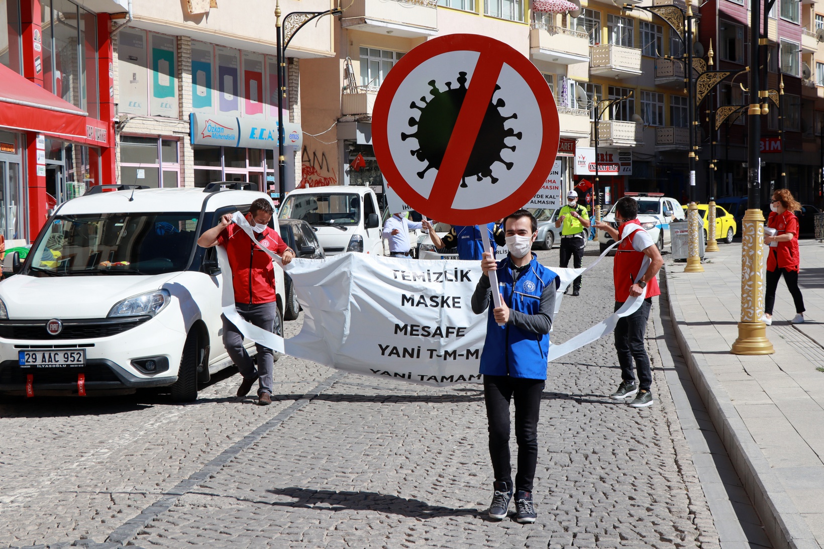 Dev maskeyle koronavirüse dikkat çektiler 11