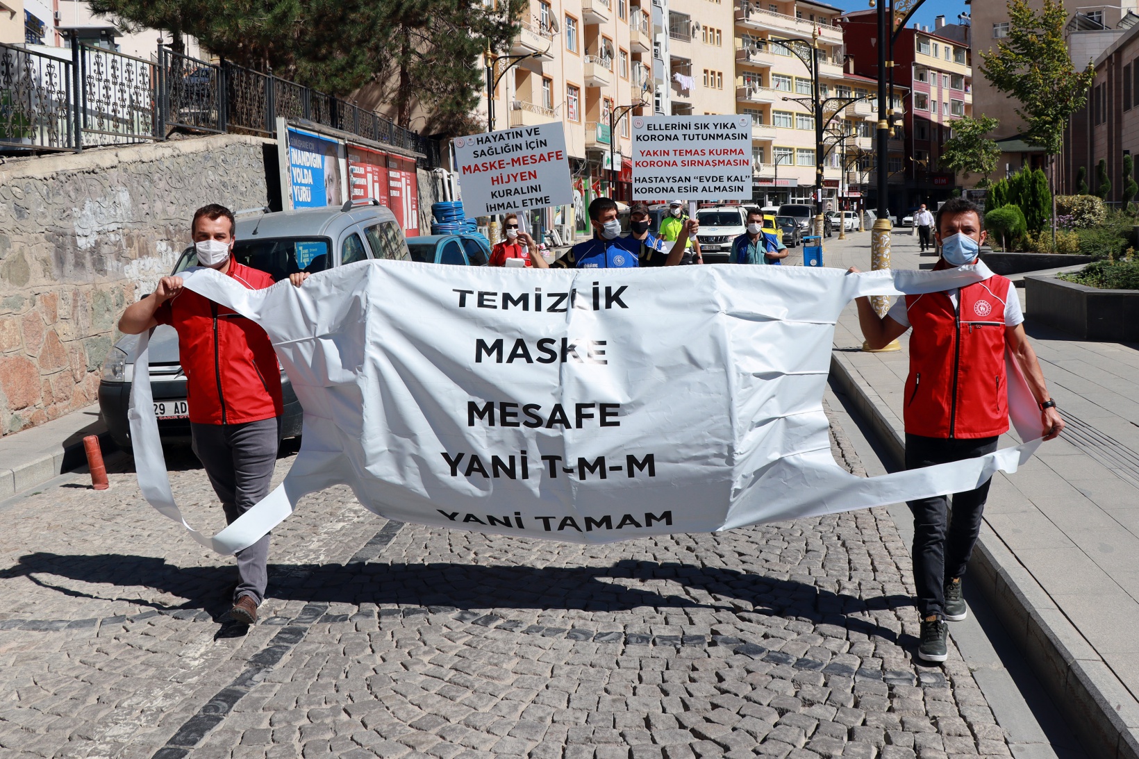 Dev maskeyle koronavirüse dikkat çektiler 9