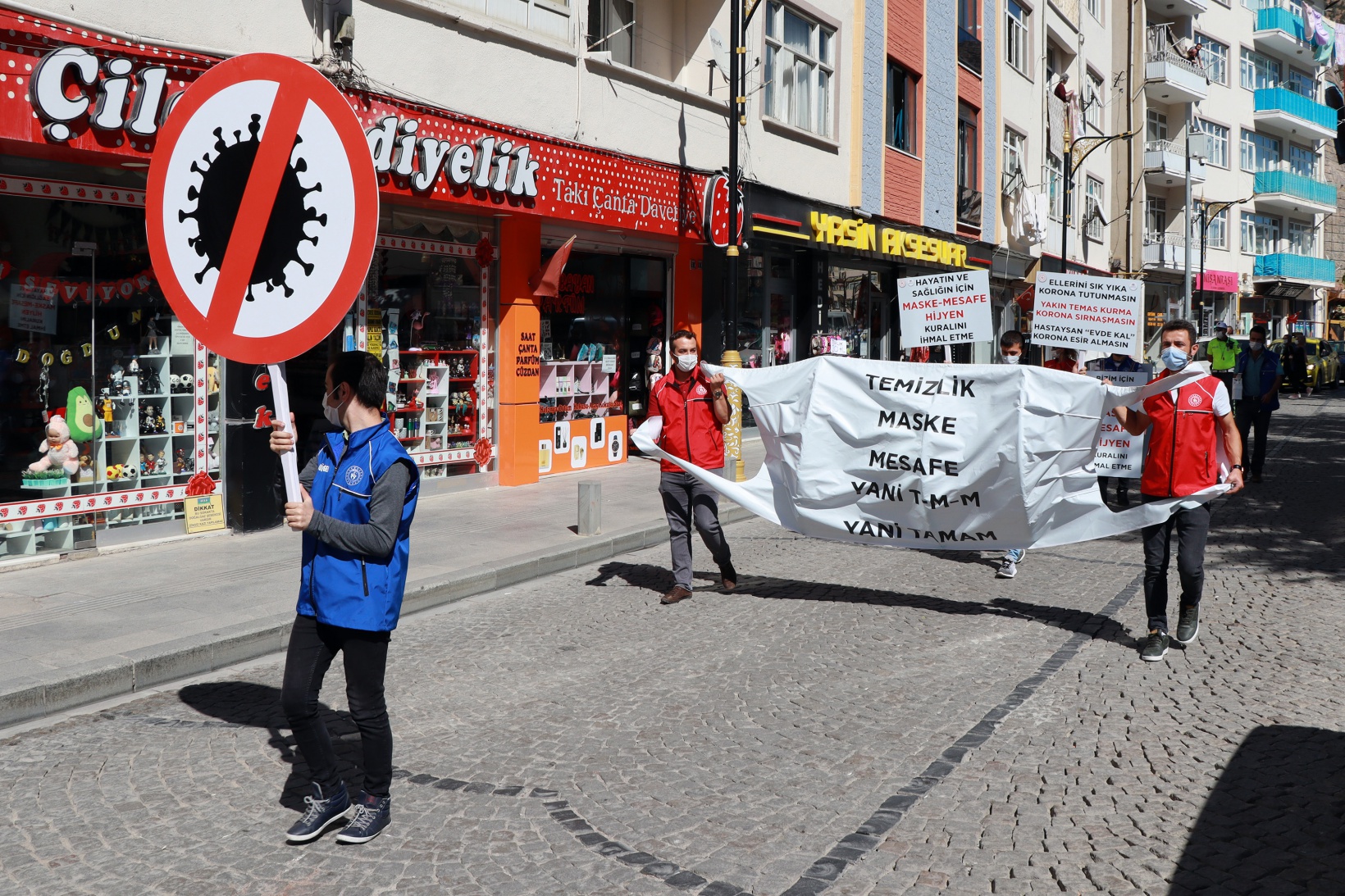 Dev maskeyle koronavirüse dikkat çektiler 8