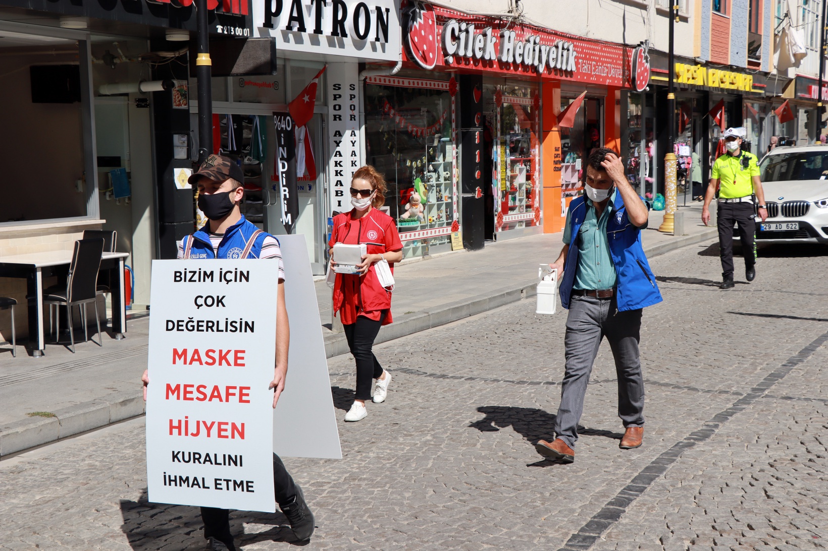 Dev maskeyle koronavirüse dikkat çektiler 4