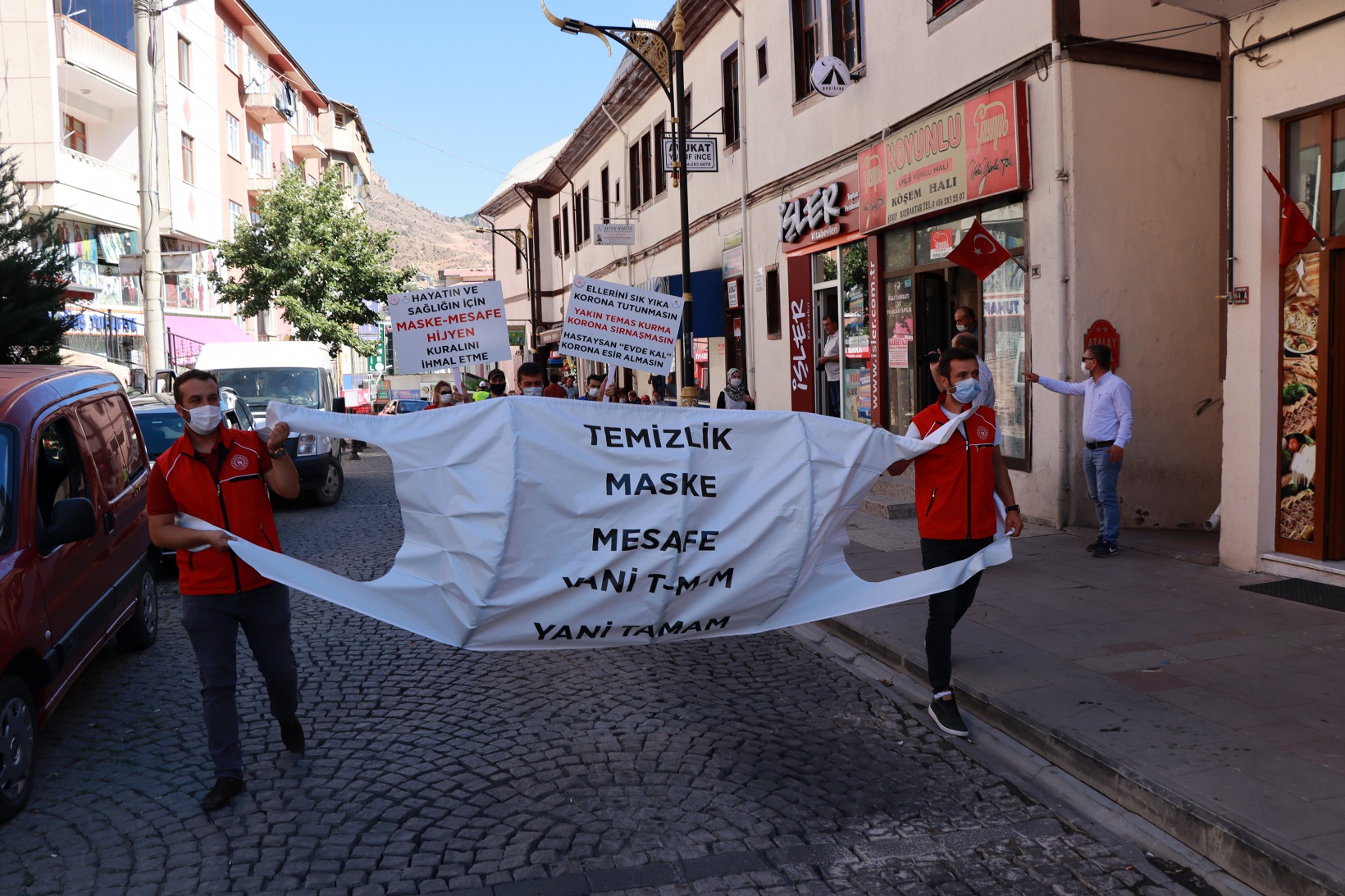 Dev maskeyle koronavirüse dikkat çektiler 2