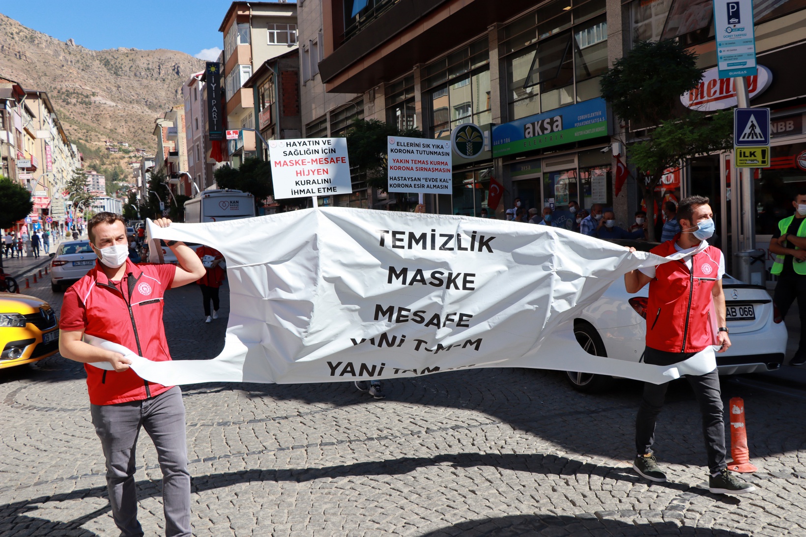 Dev maskeyle koronavirüse dikkat çektiler 5