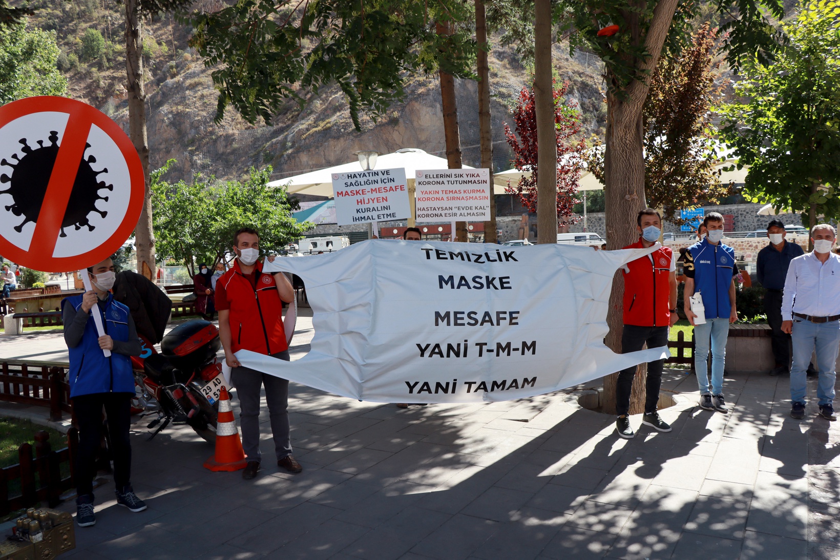 Dev maskeyle koronavirüse dikkat çektiler 6