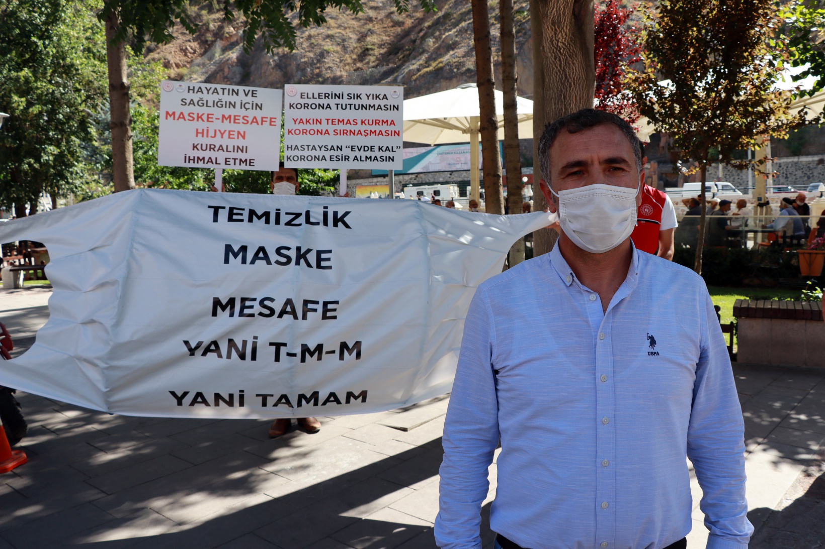 Dev maskeyle koronavirüse dikkat çektiler 3