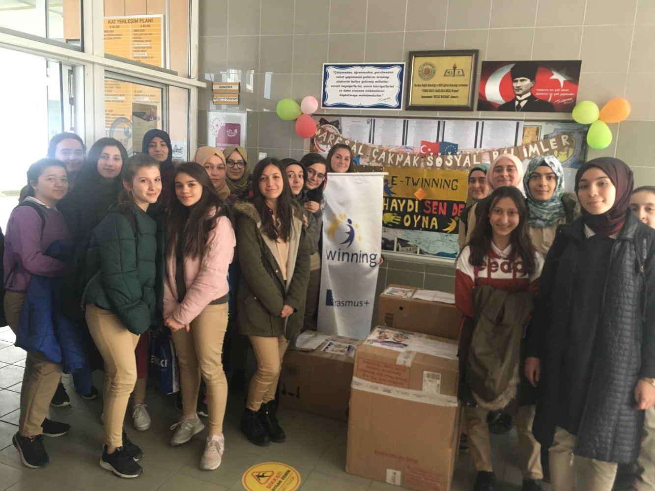 Öğrenciler Oyuncak Kumbarası Kurdu 1