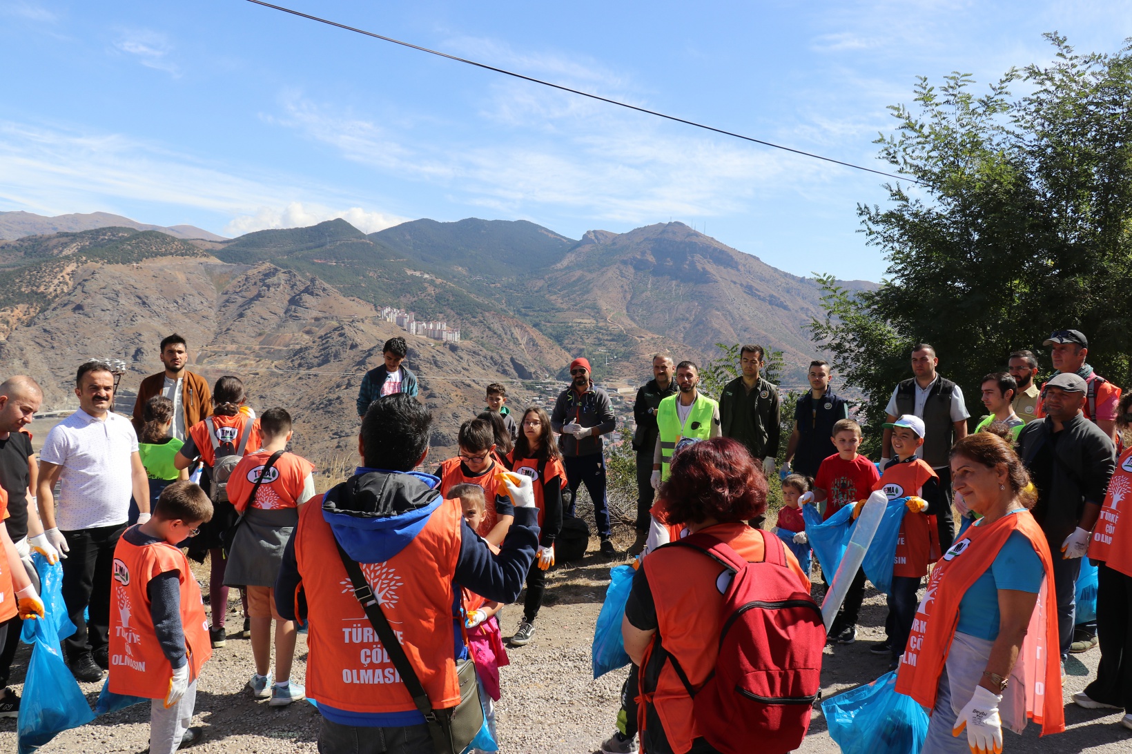 Gümüşhane’de Dünya Temizlik Gününde çevre temizliği yapıldı 13
