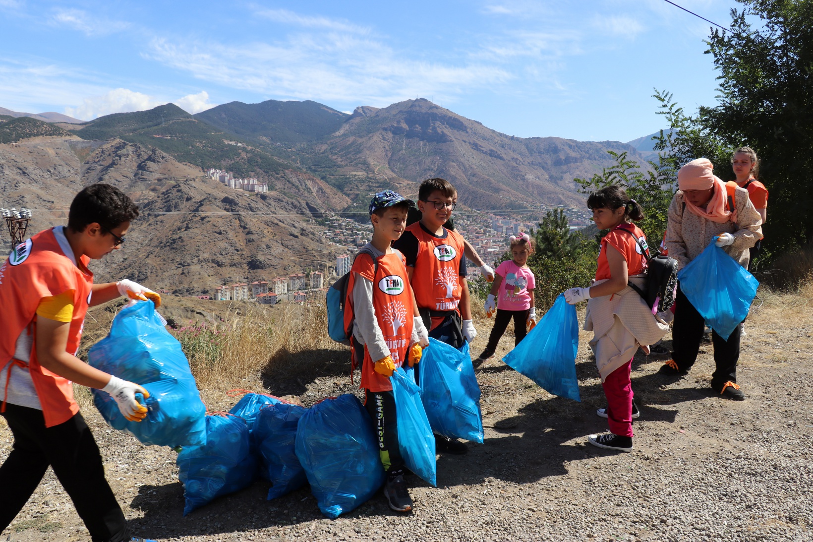 Gümüşhane’de Dünya Temizlik Gününde çevre temizliği yapıldı 18