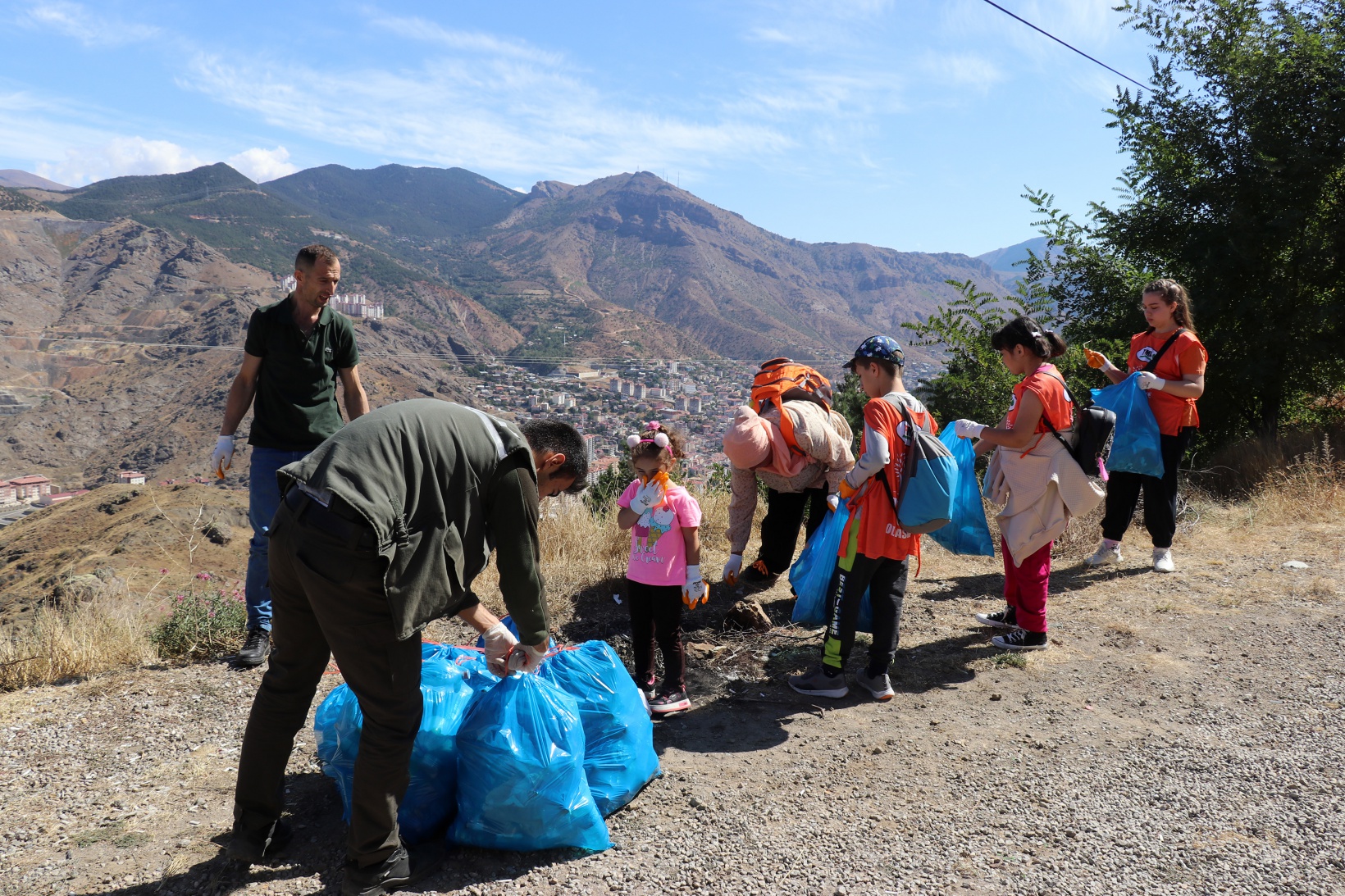 Gümüşhane’de Dünya Temizlik Gününde çevre temizliği yapıldı 21