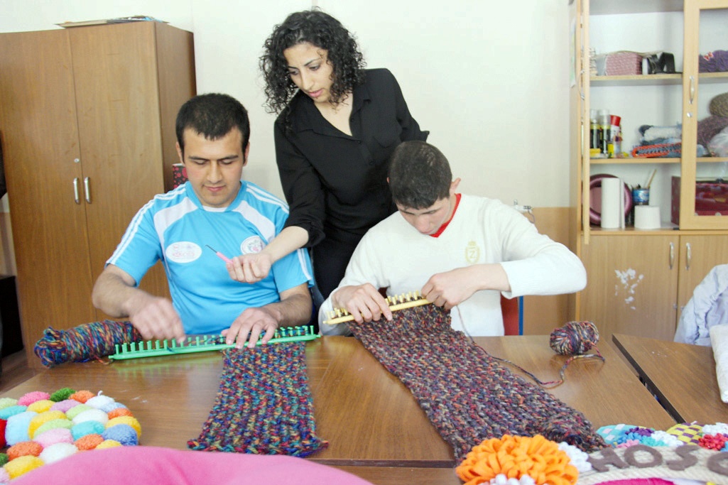 Renklerle ritim, el işaretleri ile nota öğreniyorlar 4