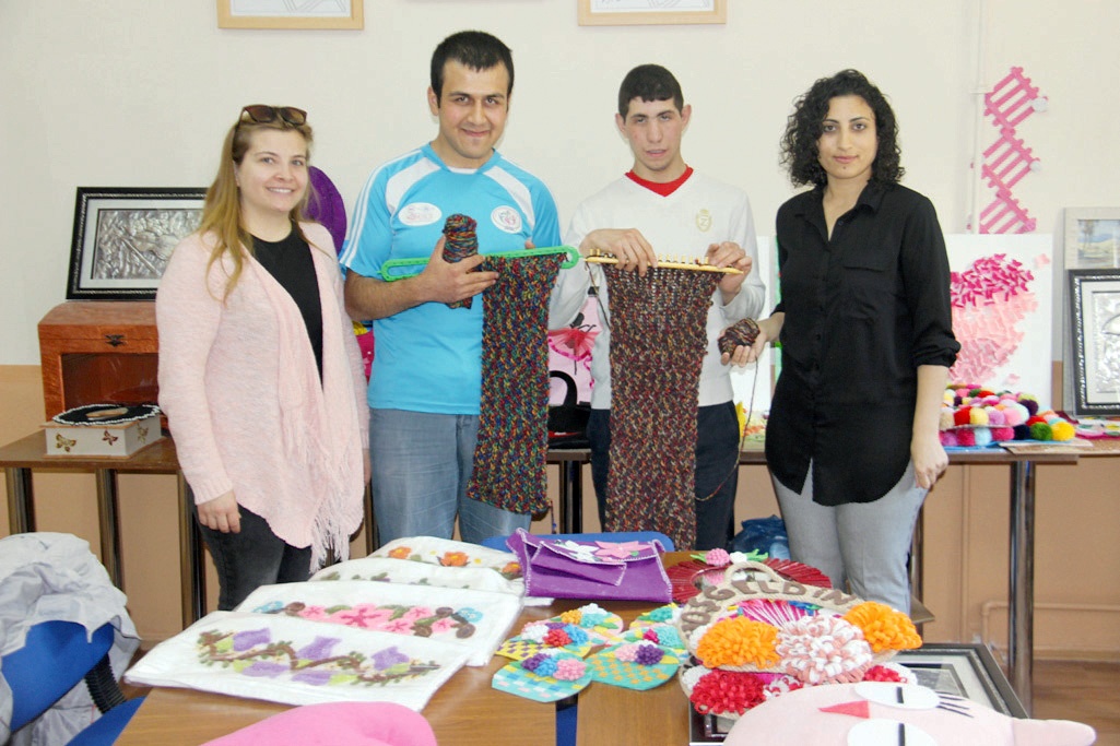 Renklerle ritim, el işaretleri ile nota öğreniyorlar 1