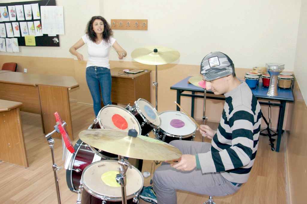 Renklerle ritim, el işaretleri ile nota öğreniyorlar 2