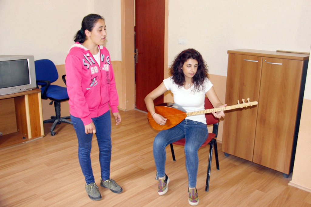 Renklerle ritim, el işaretleri ile nota öğreniyorlar 5