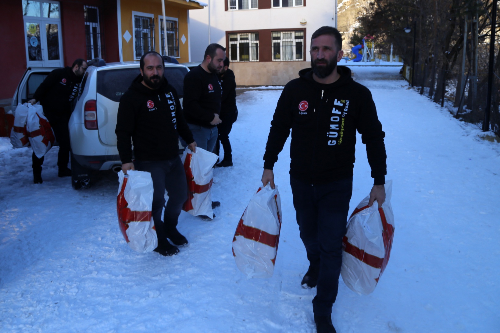 GÜMOFF’tan 60 öğrenciye mont ve bot 7