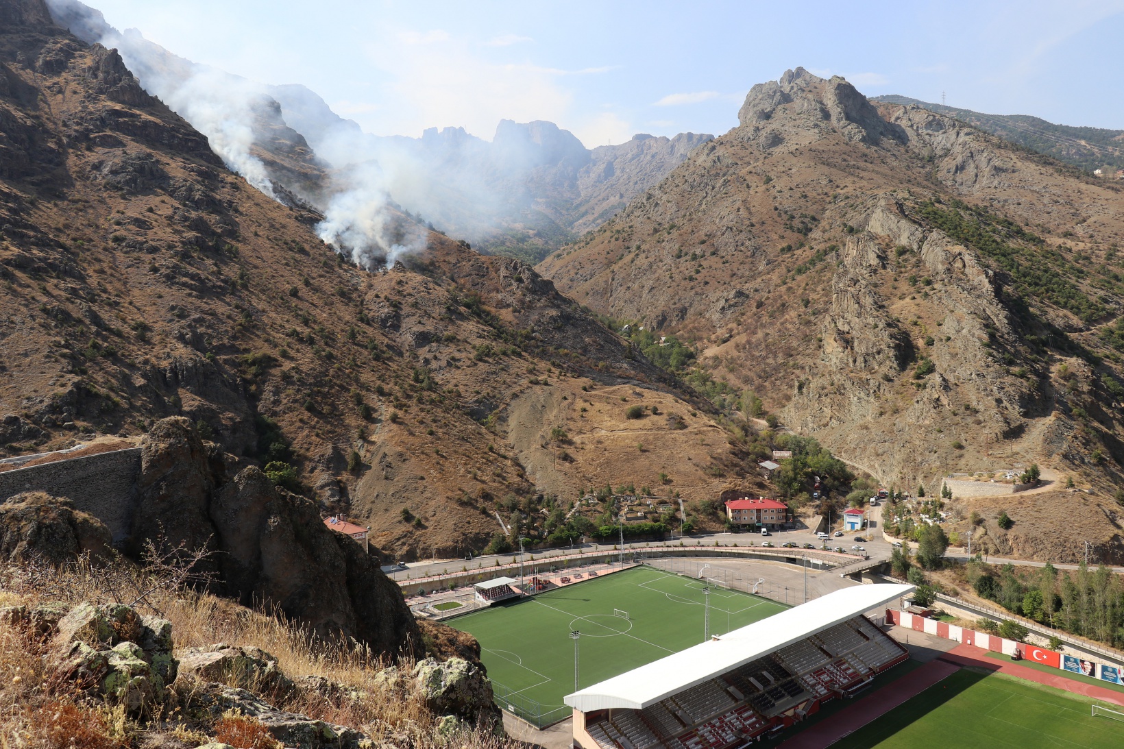 Gümüşhane’de örtü yangını: 2 hektarlık alan küle döndü  4