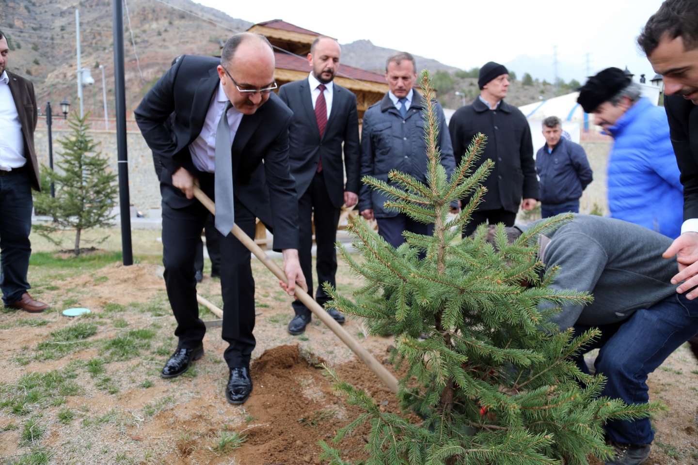 GÜ'de şair Cebeci anısına Hatıra Ormanı 6
