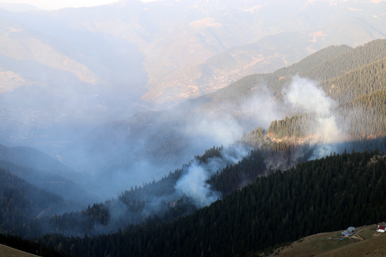 Kürtün’deki yangınlara müdahale devam ediyor 11