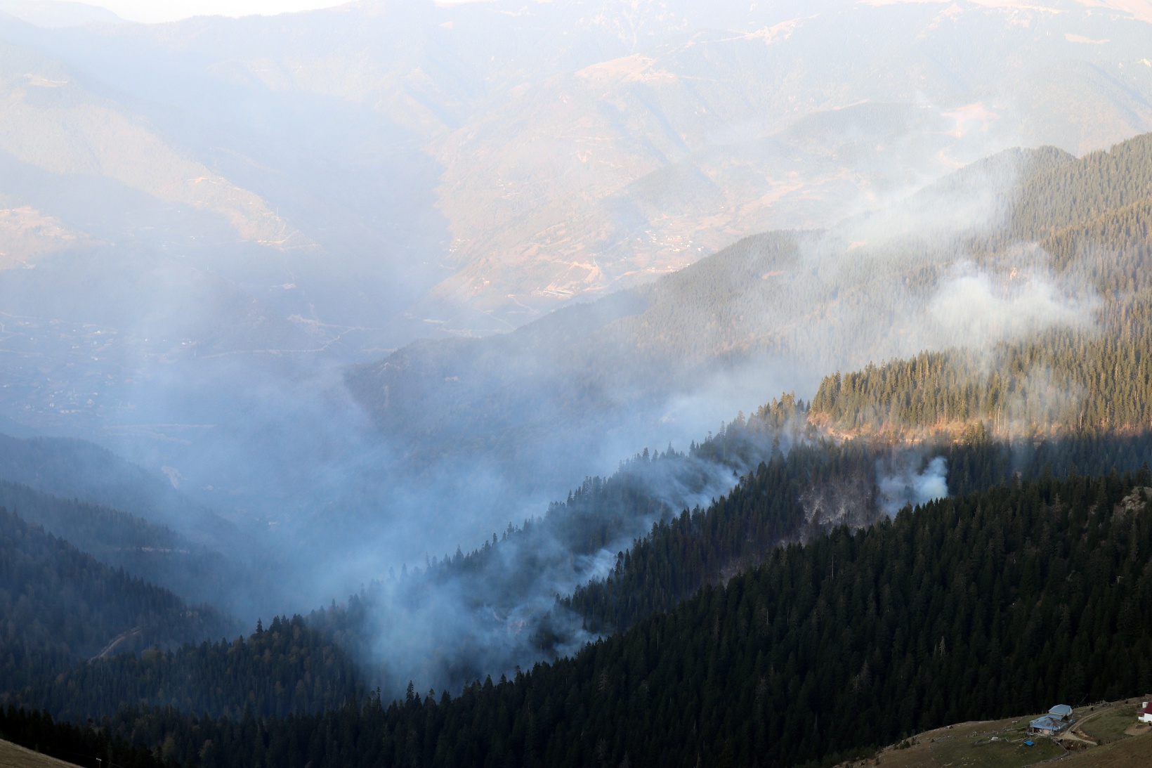 Kürtün’deki yangınlara müdahale devam ediyor 3