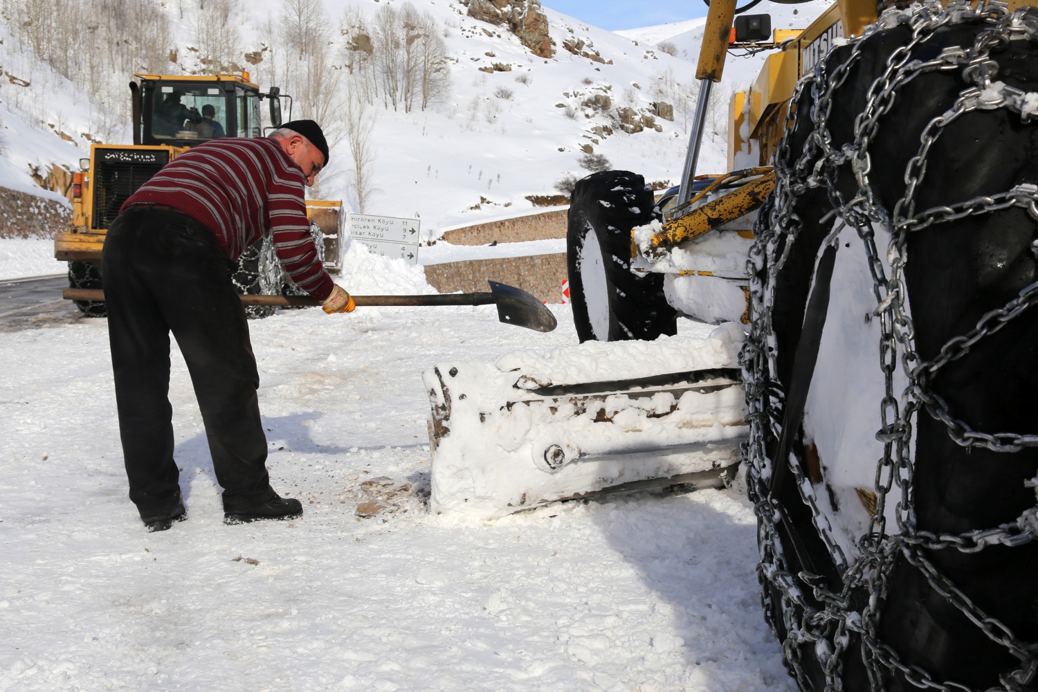 2 bin 200 metre rakımdaki köyün yolu zorlu çalışmalar sonucu açıldı 23