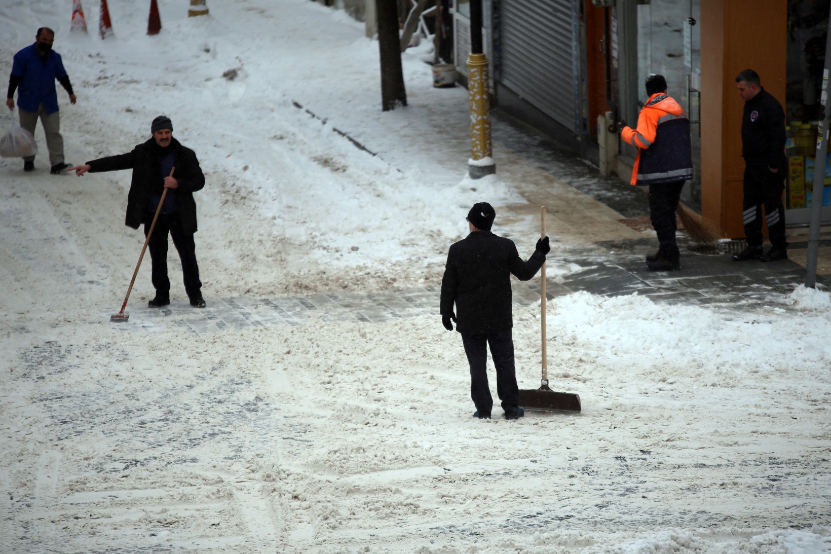 Gümüşhane’de yoğun kar yağışı etkili oldu 16