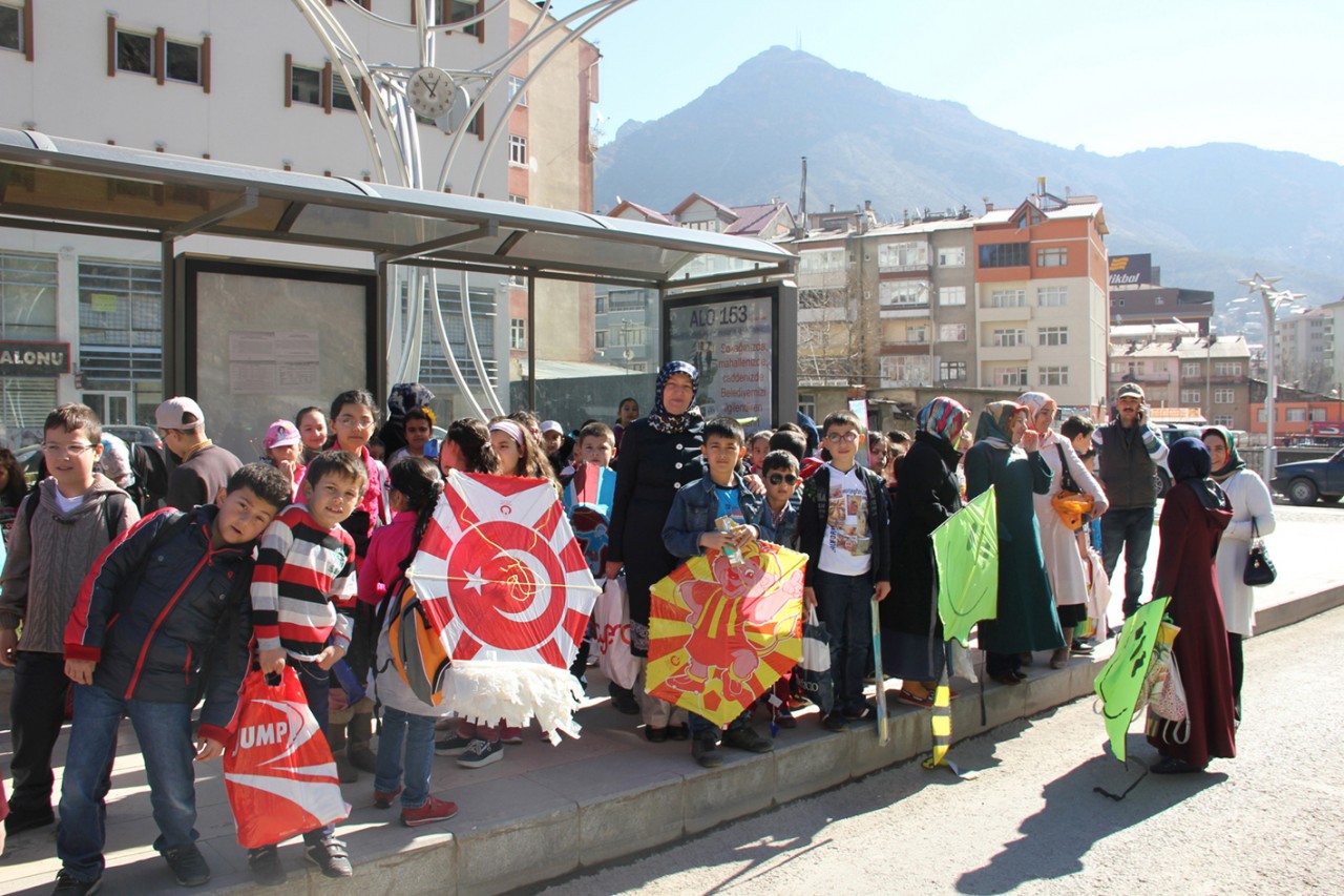 Minikler anneleri ile fidan dikti 1