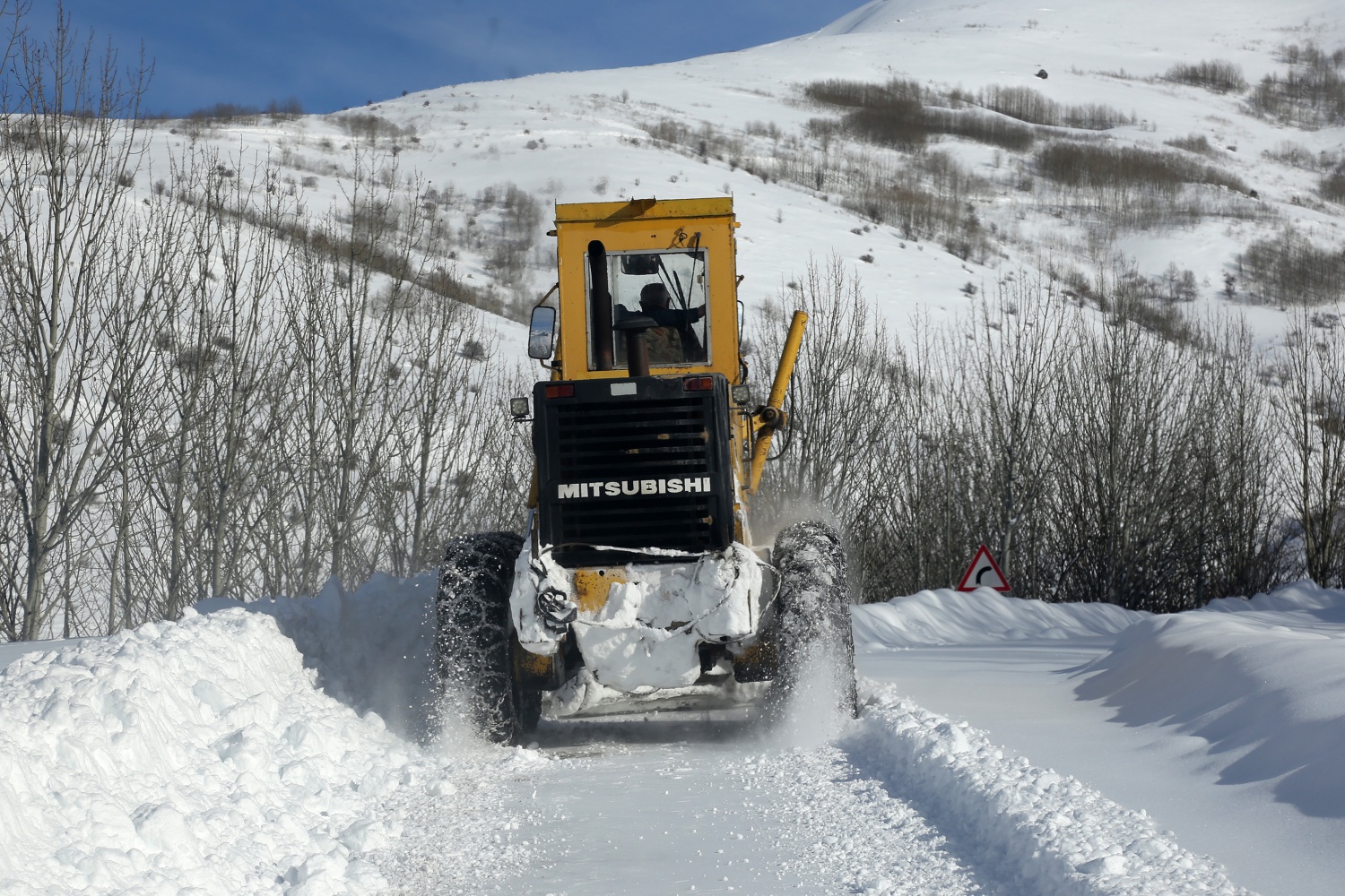 2 bin 200 metre rakımdaki köyün yolu zorlu çalışmalar sonucu açıldı 26