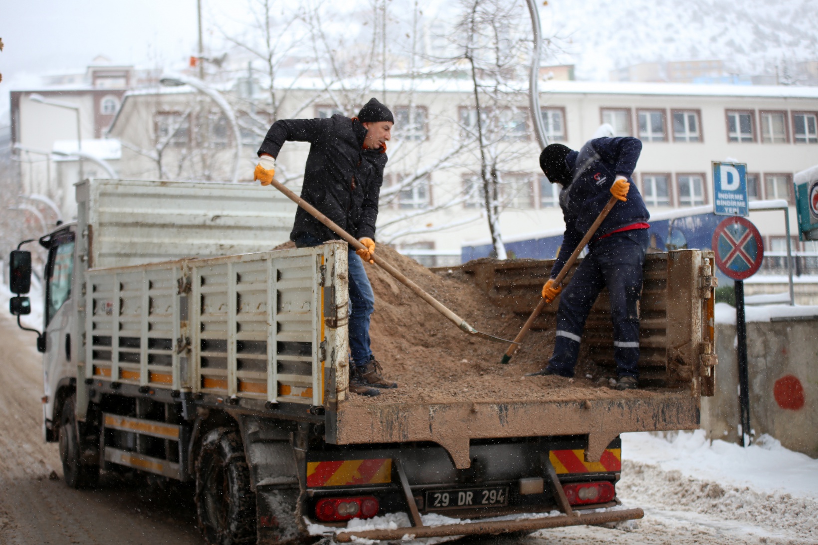 Gümüşhane’de yoğun kar yağışı etkili oldu 13