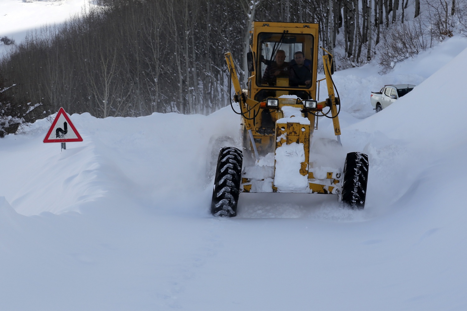 2 bin 200 metre rakımdaki köyün yolu zorlu çalışmalar sonucu açıldı 28