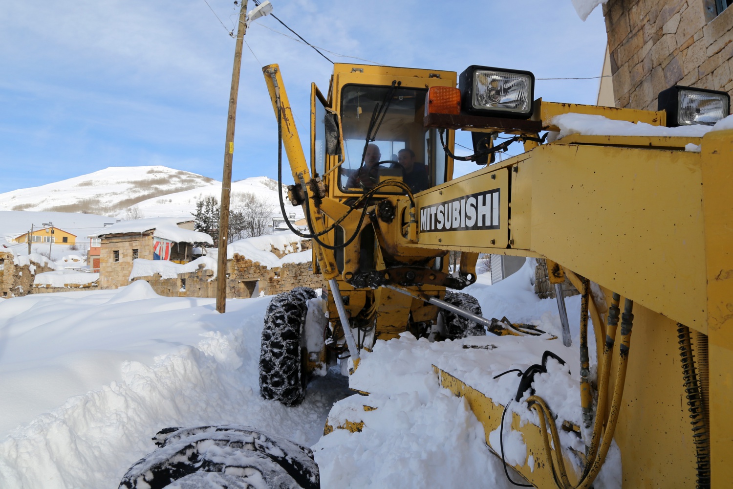 2 bin 200 metre rakımdaki köyün yolu zorlu çalışmalar sonucu açıldı 35