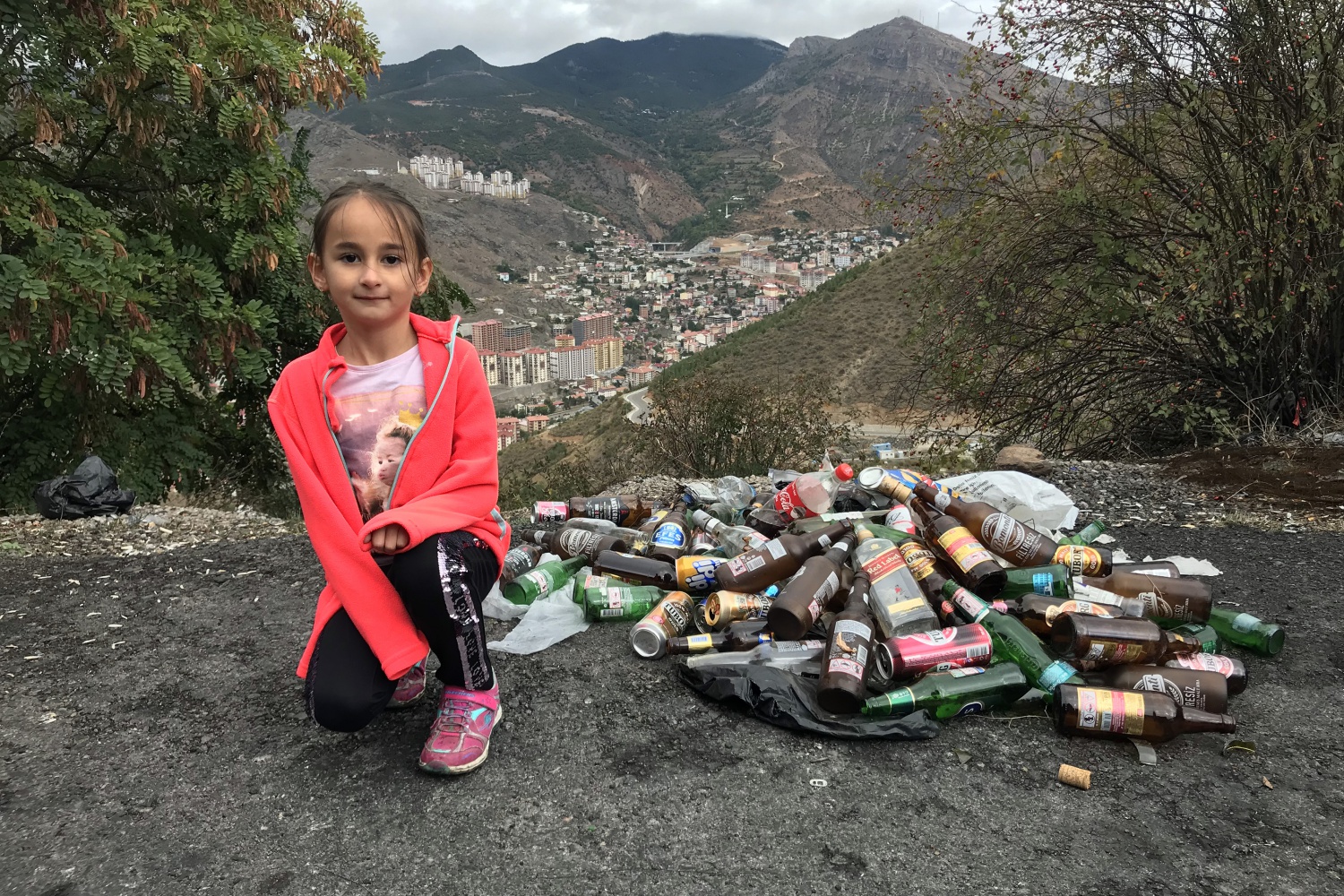 Minik Zeynep’ten çok ağır mesaj: Onların da evi çöplerle dolsun 6