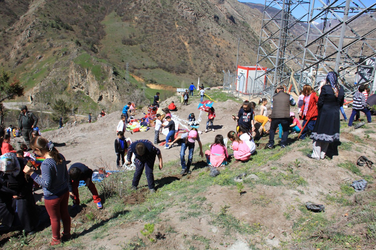 Minikler anneleri ile fidan dikti 2