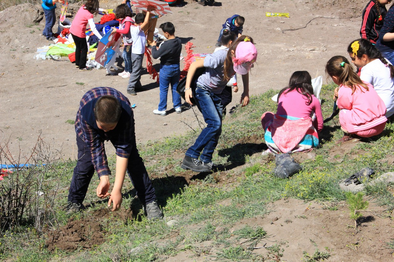 Minikler anneleri ile fidan dikti 3