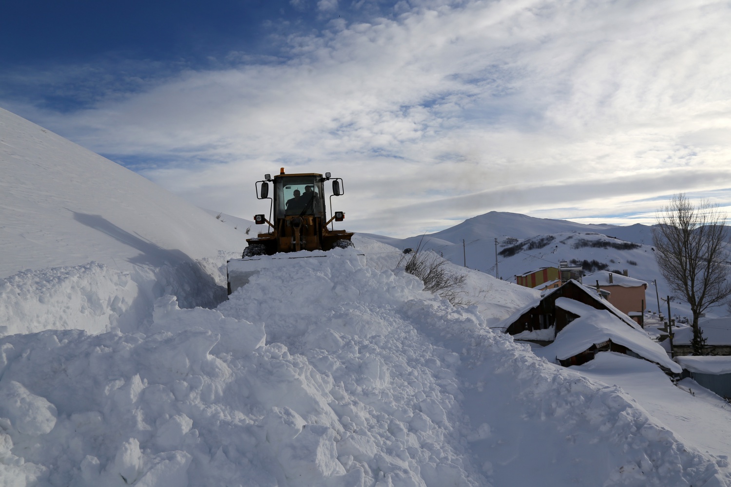 2 bin 200 metre rakımdaki köyün yolu zorlu çalışmalar sonucu açıldı 41