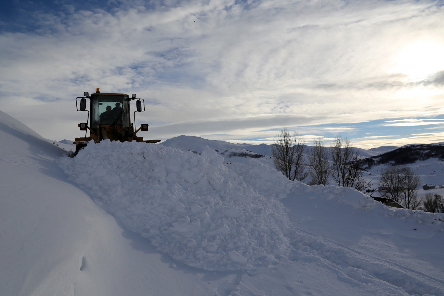 2 bin 200 metre rakımdaki köyün yolu zorlu çalışmalar sonucu açıldı 36
