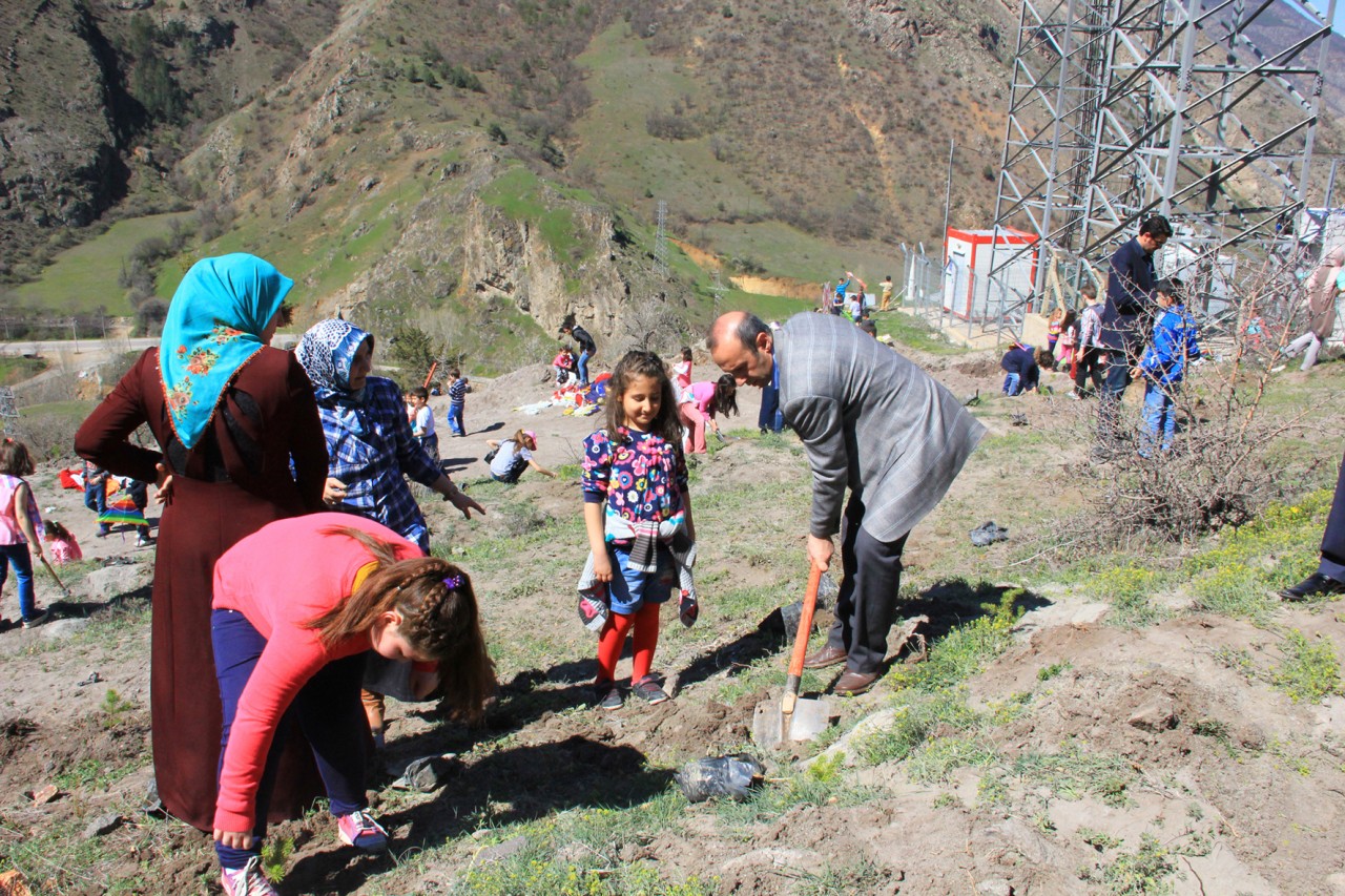 Minikler anneleri ile fidan dikti 4