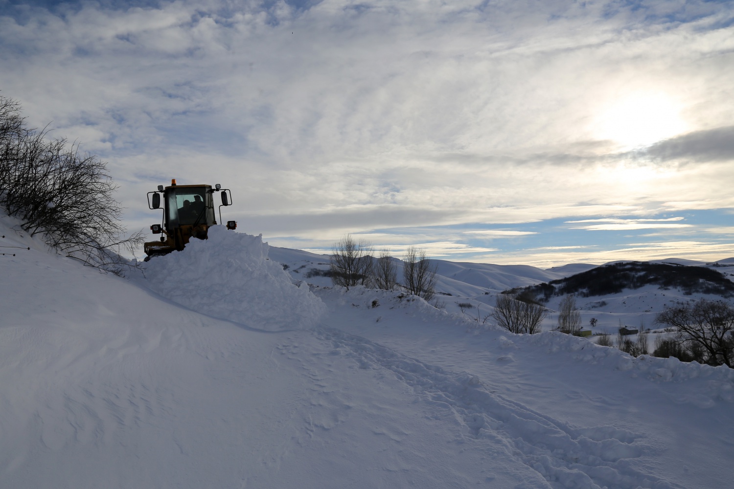 2 bin 200 metre rakımdaki köyün yolu zorlu çalışmalar sonucu açıldı 34