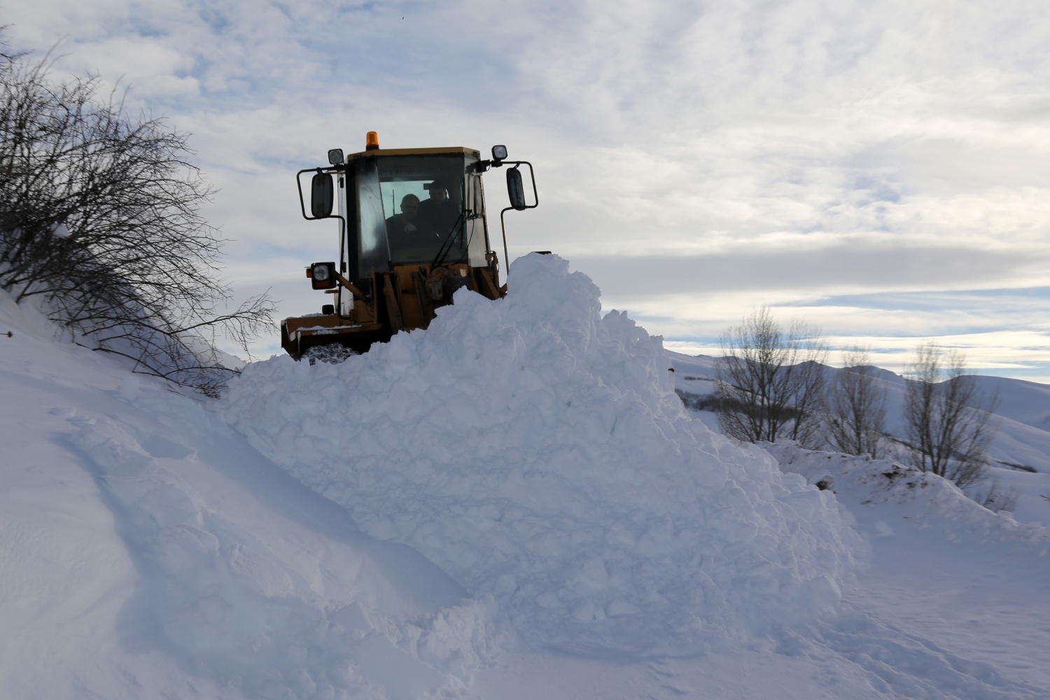 2 bin 200 metre rakımdaki köyün yolu zorlu çalışmalar sonucu açıldı 37