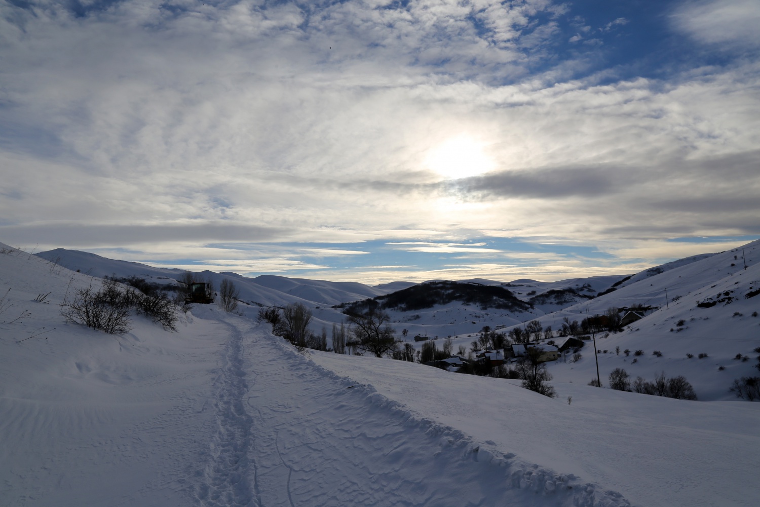 2 bin 200 metre rakımdaki köyün yolu zorlu çalışmalar sonucu açıldı 54
